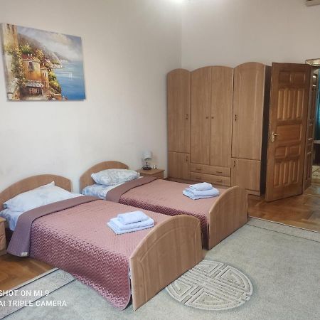 Apartments Domovik ,Kirilla I Mefodiya, 5 Moekatsjeve Buitenkant foto