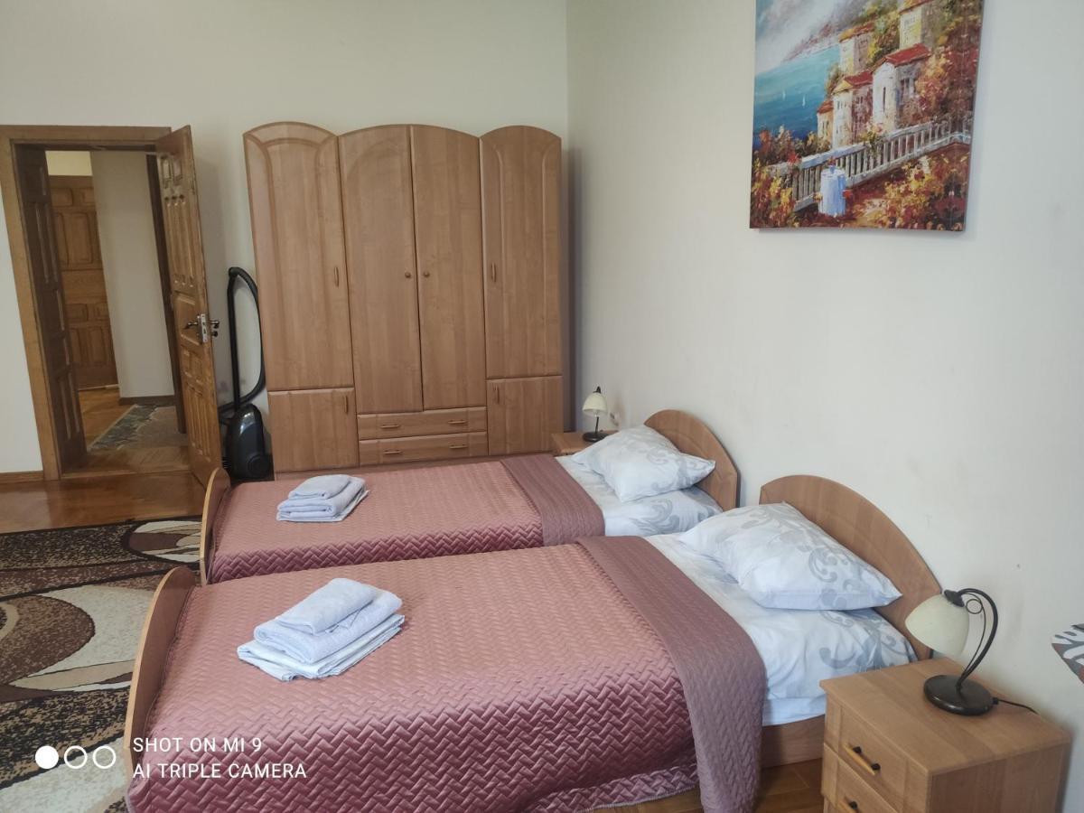 Apartments Domovik ,Kirilla I Mefodiya, 5 Moekatsjeve Buitenkant foto