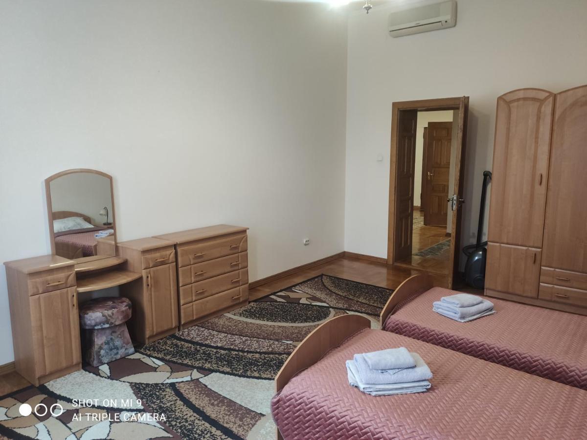 Apartments Domovik ,Kirilla I Mefodiya, 5 Moekatsjeve Buitenkant foto
