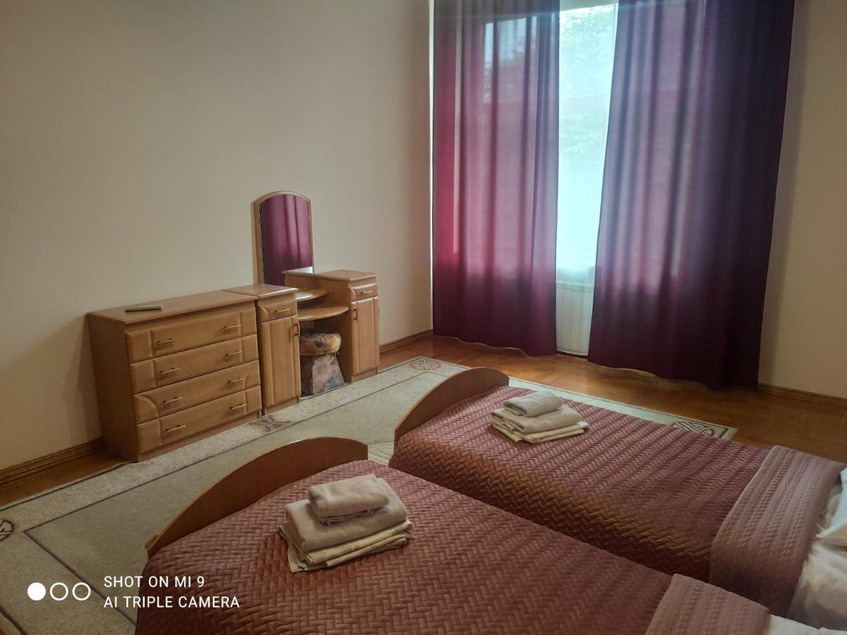 Apartments Domovik ,Kirilla I Mefodiya, 5 Moekatsjeve Buitenkant foto
