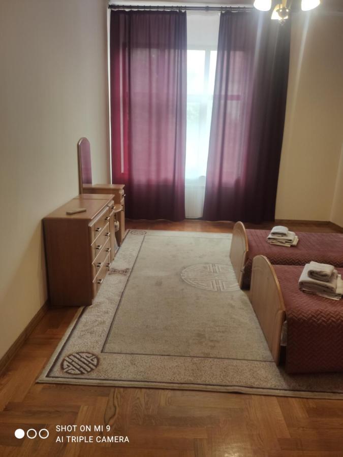 Apartments Domovik ,Kirilla I Mefodiya, 5 Moekatsjeve Buitenkant foto