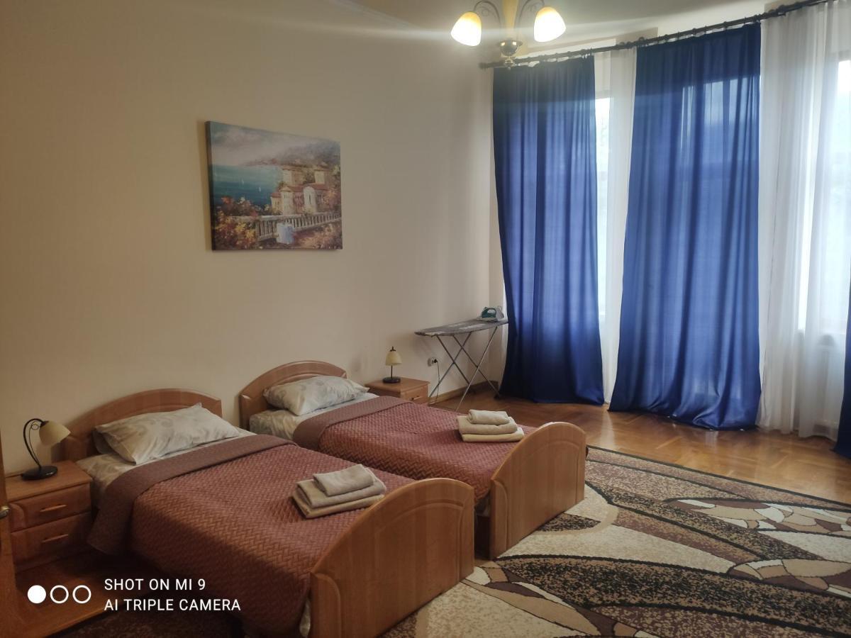 Apartments Domovik ,Kirilla I Mefodiya, 5 Moekatsjeve Buitenkant foto