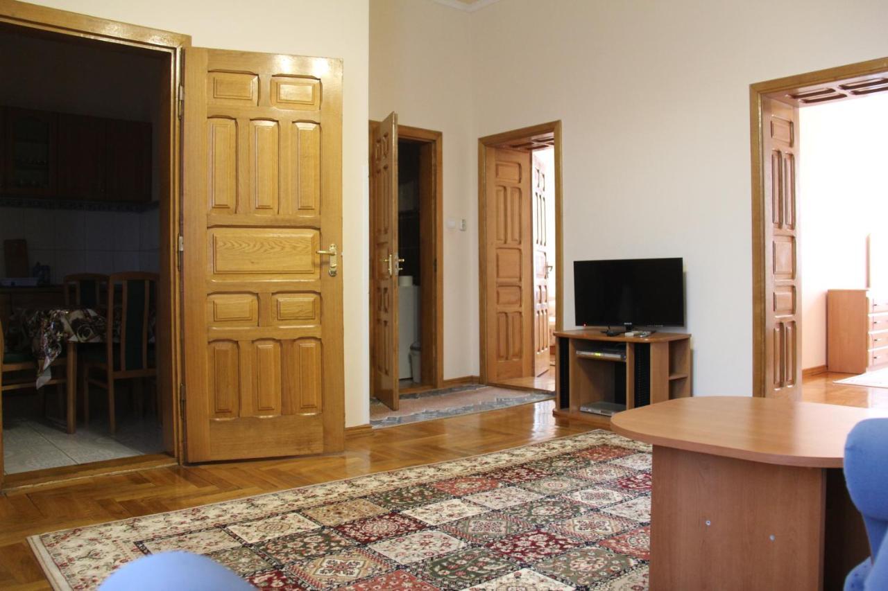 Apartments Domovik ,Kirilla I Mefodiya, 5 Moekatsjeve Buitenkant foto