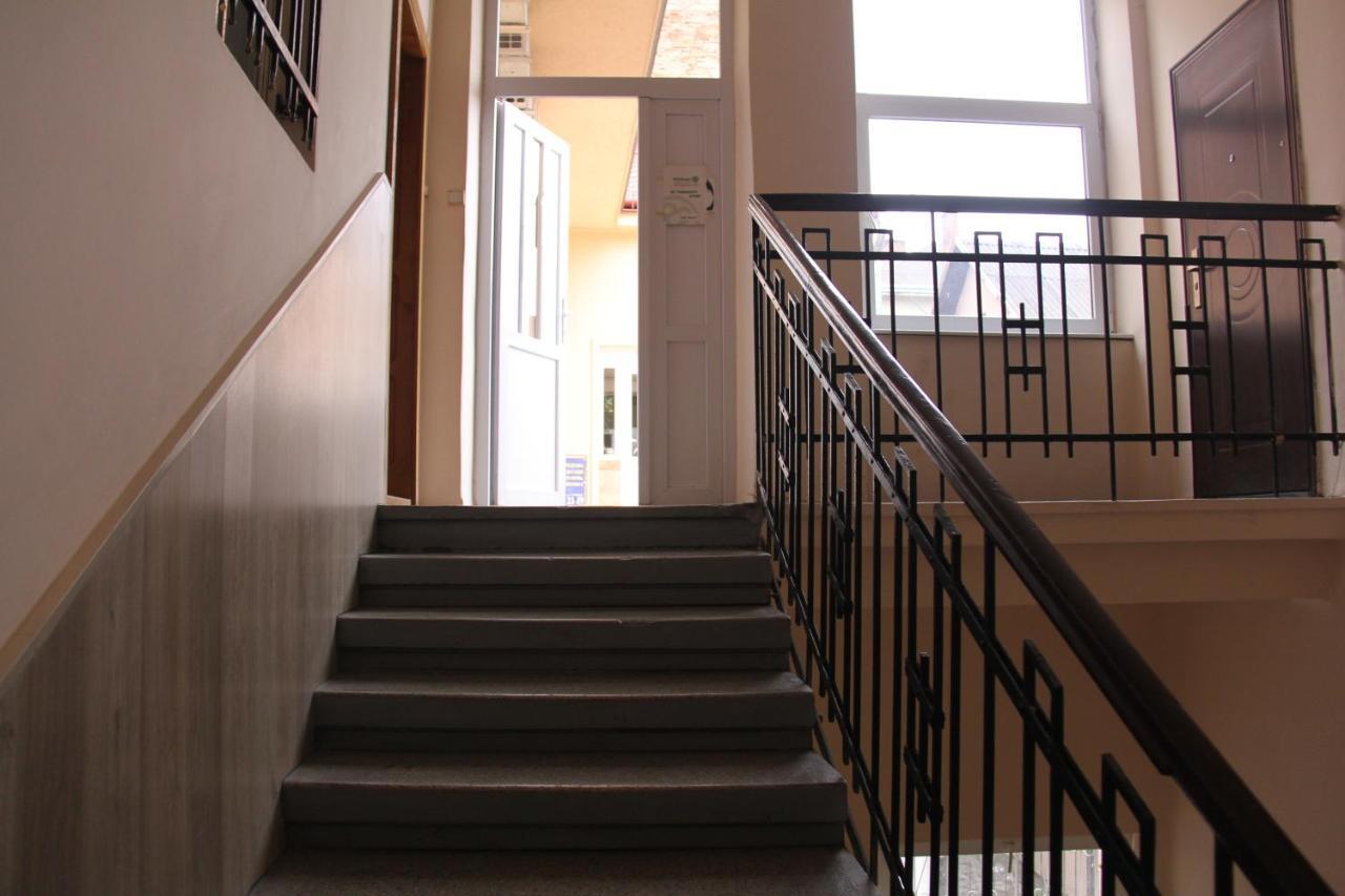 Apartments Domovik ,Kirilla I Mefodiya, 5 Moekatsjeve Buitenkant foto