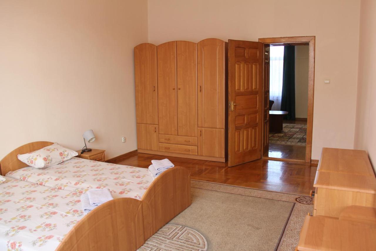 Apartments Domovik ,Kirilla I Mefodiya, 5 Moekatsjeve Buitenkant foto