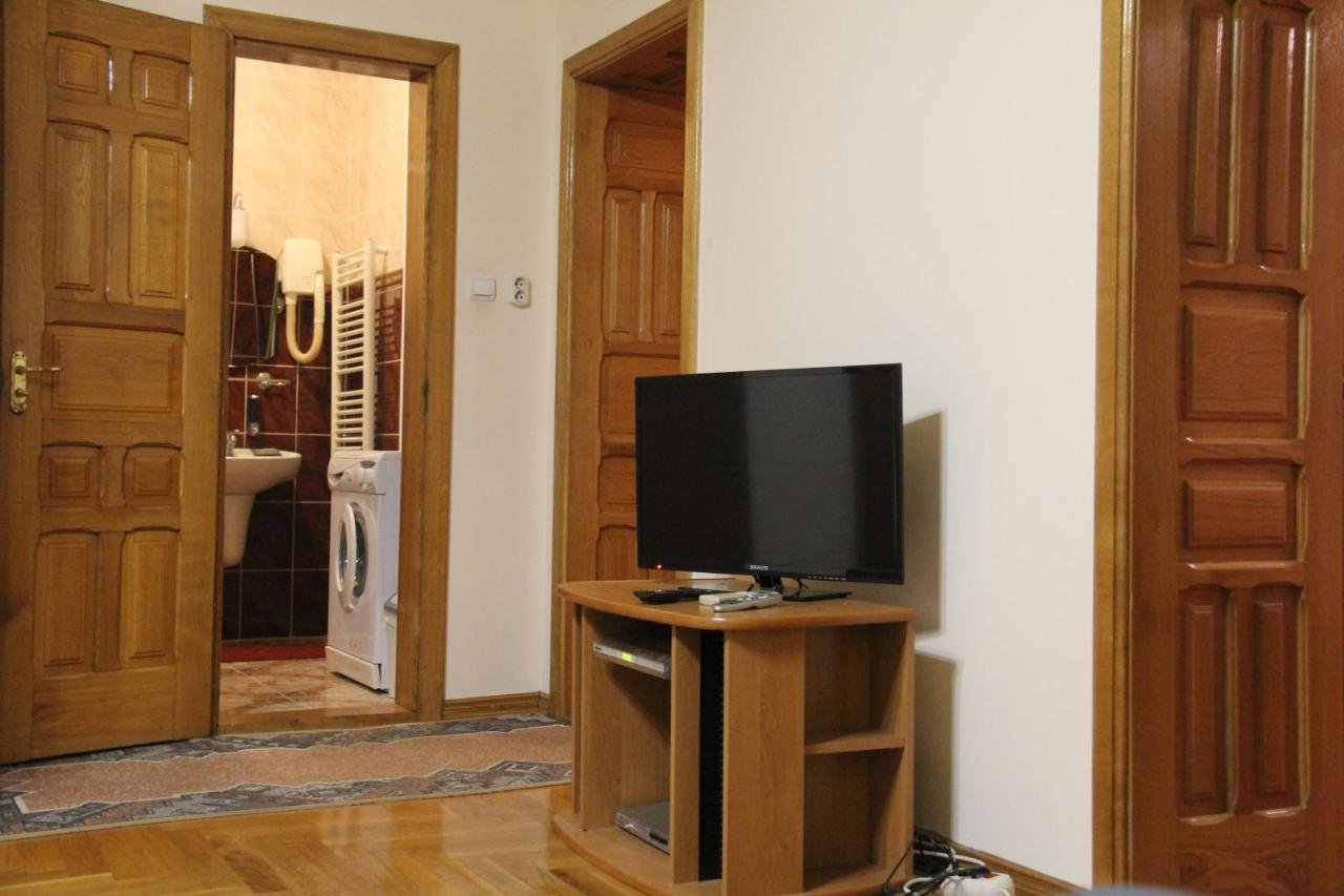 Apartments Domovik ,Kirilla I Mefodiya, 5 Moekatsjeve Buitenkant foto