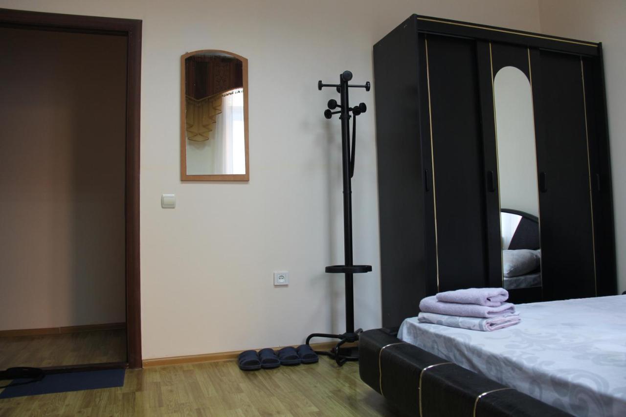 Apartments Domovik ,Kirilla I Mefodiya, 5 Moekatsjeve Buitenkant foto