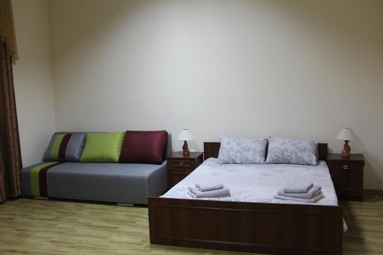 Apartments Domovik ,Kirilla I Mefodiya, 5 Moekatsjeve Buitenkant foto
