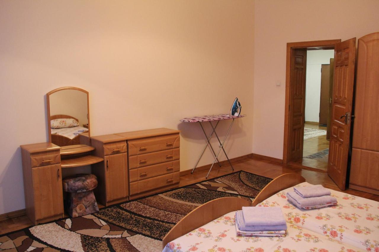 Apartments Domovik ,Kirilla I Mefodiya, 5 Moekatsjeve Buitenkant foto